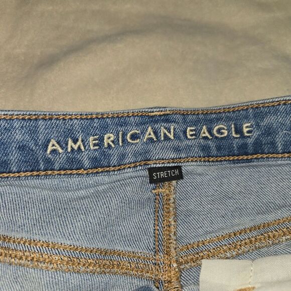 AE high Stretch mom short heavy distress Size 8 - Picture 4 of 6